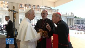 Bispo de Grajaú entrega tapete artesanal indígena ao Papa Leão