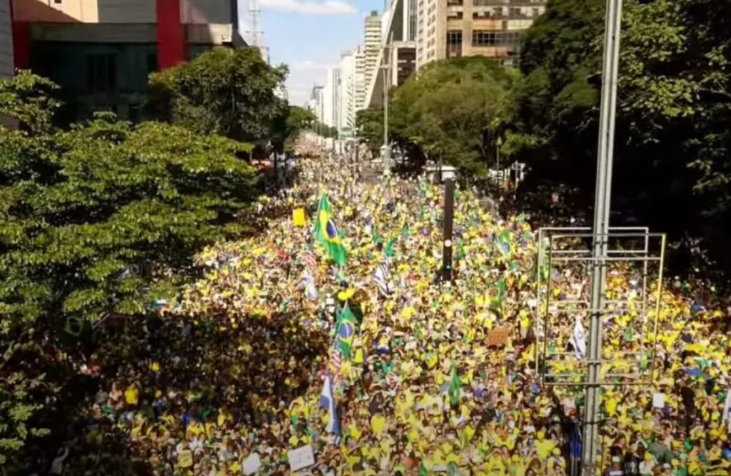 Bolsonaro reúne 12,4 mil pessoas em ato na Paulista, um