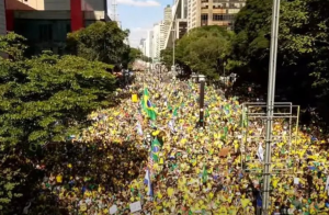 Bolsonaro reúne 12,4 mil pessoas em ato na Paulista, um
