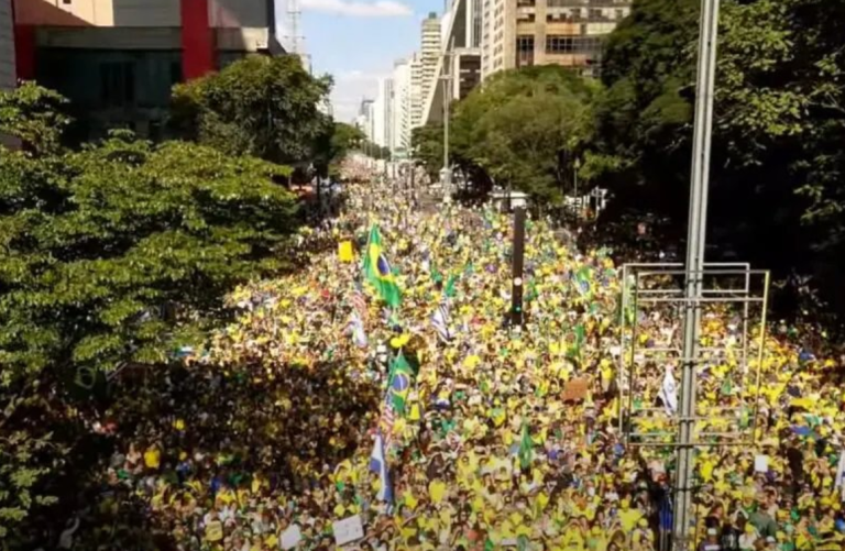 Bolsonaro reúne 12,4 mil pessoas em ato na Paulista, um