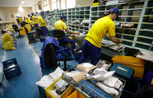 Brasileiros batem recorde e gastam R$ 15 bilhões em encomendas