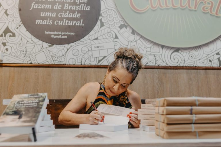 Brasiliense viajou por 40 países e transformou em livro suas