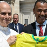Cafu entrega camisa da Seleção Brasileira para Papa Leão XIV