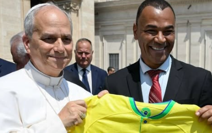 Cafu entrega camisa da Seleção Brasileira para Papa Leão XIV
