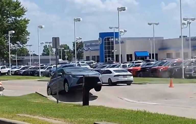 Calor extremo faz rua “arremessar” carro nos EUA; veja