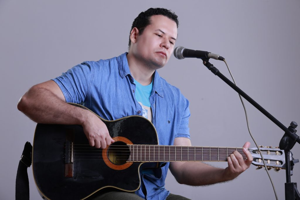 Cantor e compositor Fábio Allex homenageia o São João do