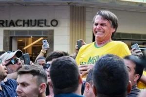 Carlos Bolsonaro culpa efeitos da facada de 2018 por novo