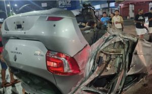 Carro capota e deixa rastro de destruição na Avenida Guajajaras,