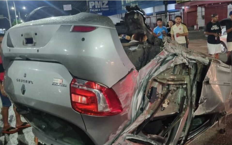 Carro capota e deixa rastro de destruição na Avenida Guajajaras,
