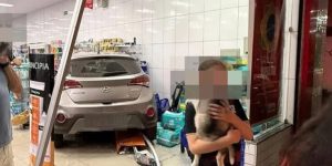 Carro invade farmácia na Avenida dos Holandeses e deixa um
