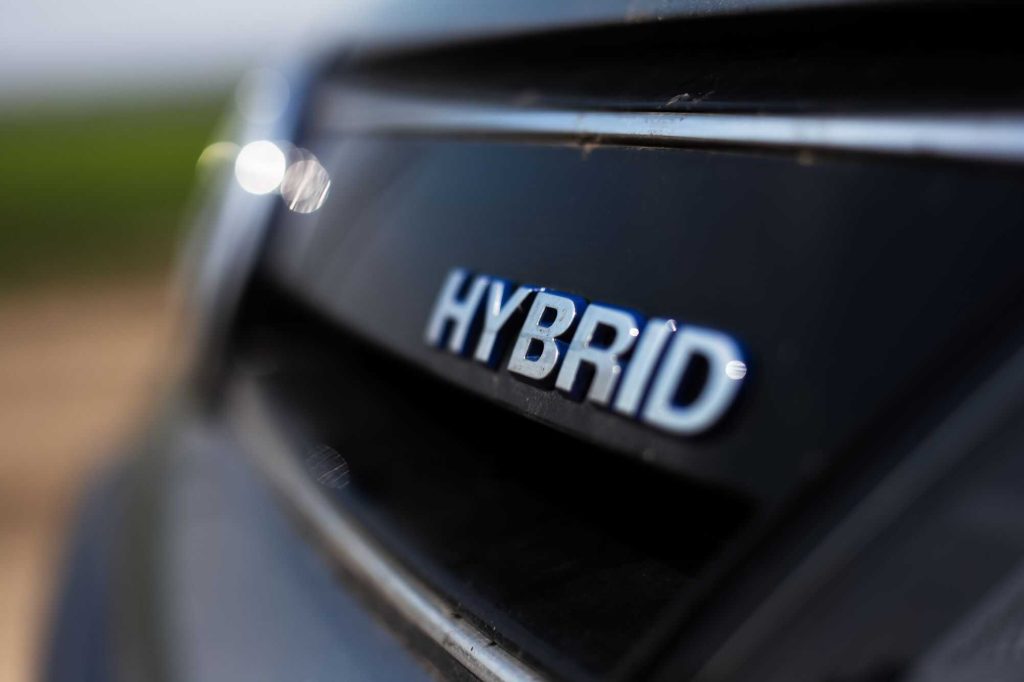 Carros elétricos perdem força e híbridos ganham novo fôlego nos