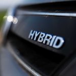 Carros elétricos perdem força e híbridos ganham novo fôlego nos