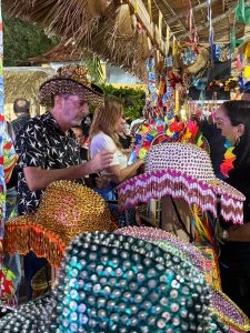 Chapéus bordados do Bumba-meu-boi viram tendência e geram renda no