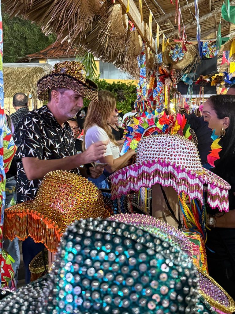 Chapéus bordados do Bumba-meu-boi viram tendência e geram renda no