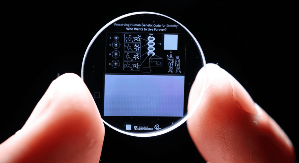 Chip de cristal em 5D poderia salvar humanidade da extinção
