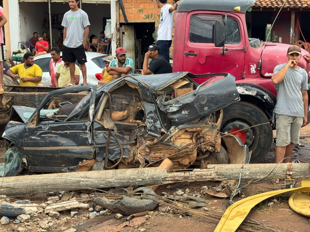 Colisão entre carreta e motocicleta deixa um morto na BR-222