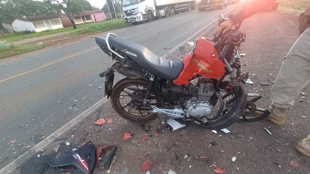 Colisão entre motocicleta e carreta deixa um morto em Santa