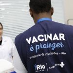 Com apenas 22% de cobertura, Rio começa vacinação volante contra