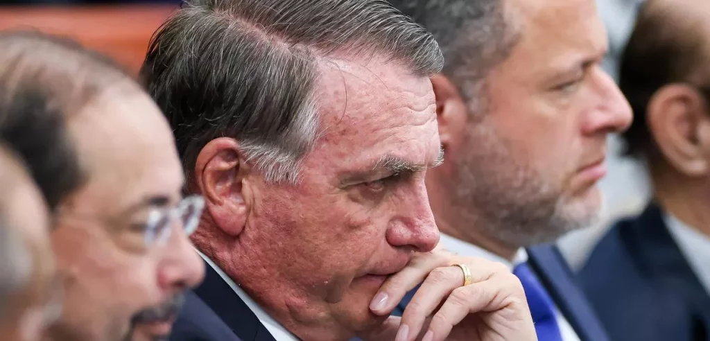Com apoio de Tarcísio, Bolsonaro se prepara para depoimento no