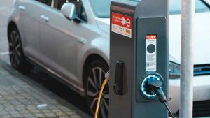 Como encontrar eletropostos para recarregar carros elétricos?