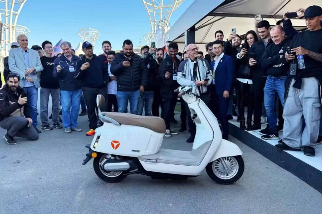 Conheça a scooter elétrica que se equilibra e anda sozinha