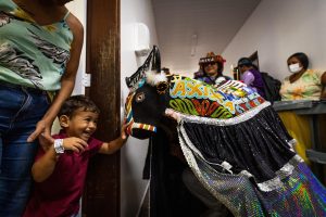 Cortejo junino leva cultura maranhense para dentro de unidade hospitalar
