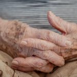 Demência em idosos hospitalizados é despercebida em até 50% dos