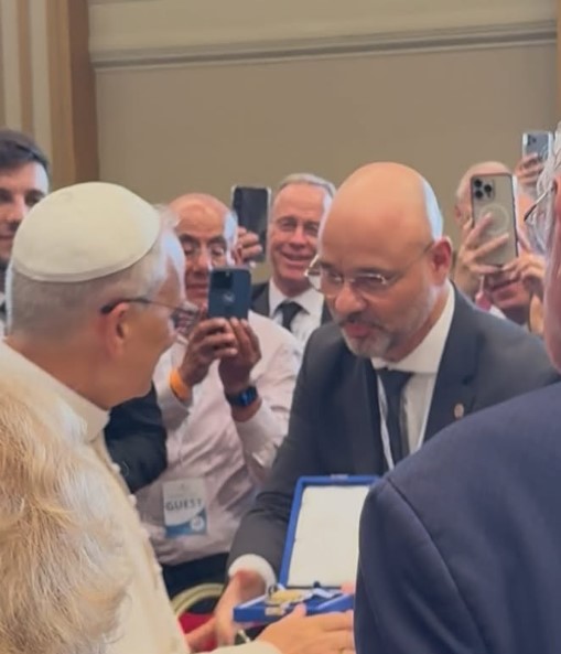 Deputado entrega Medalha Tiradentes ao Papa Leão XIV e se