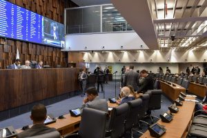 Deputados derrubam 41 vetos do governo; Sambódromo retorna para administração