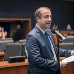 Deputados derrubam veto e aprovam isenção de taxa para quem