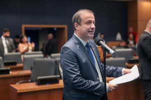 Deputados derrubam veto e aprovam isenção de taxa para quem