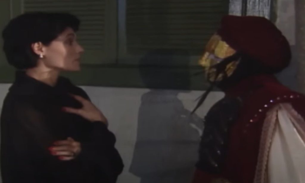 Diná puxa a máscara do mascarado