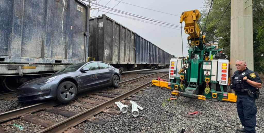Direção autônoma da Tesla avança em trilho de trem e