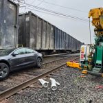 Direção autônoma da Tesla avança em trilho de trem e