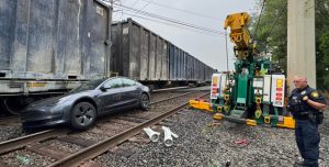 Direção autônoma da Tesla avança em trilho de trem e