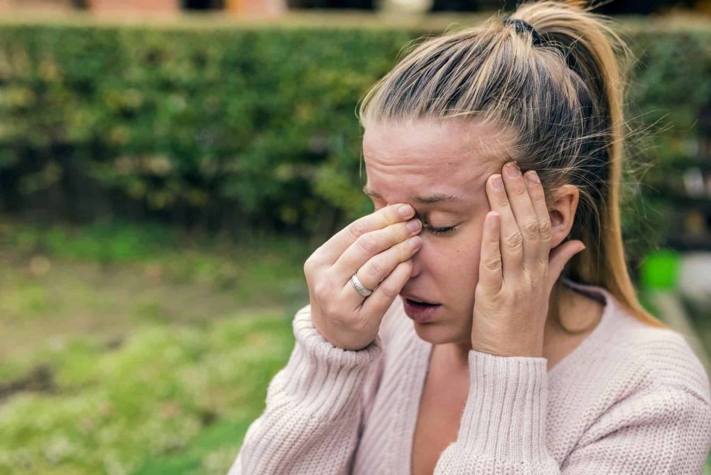 Dor de cabeça depois de chorar? Entenda por que isso