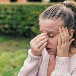 Dor de cabeça depois de chorar? Entenda por que isso