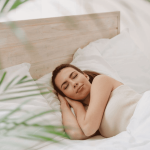 Dormir de meia realmente é benéfico à saúde?