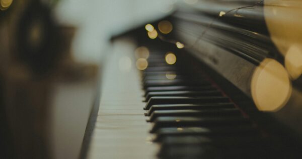 Duelo entre os pianistas Dan Tepfer e Daniel Bernardes leva