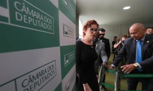 Embaixador prevê a prisão de Carla Zambelli na Itália a