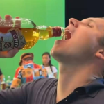 Entornando: Hugo Motta bebe uísque na garrafa em festa junina