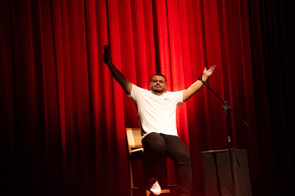 Epaminondas traz show de stand-up “Da Ponte Pra Lá” a