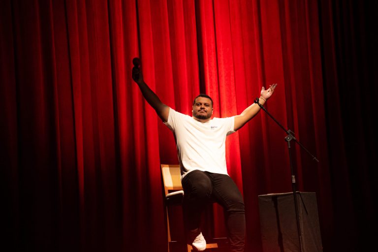 Epaminondas traz show de stand-up “Da Ponte Pra Lá” a