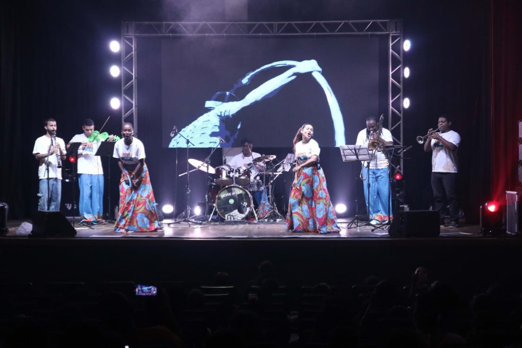 Espetáculo “Raízes Brasileiras” celebra educação e cultura popular no Teatro