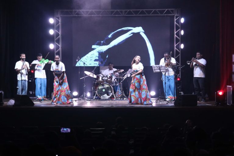 Espetáculo “Raízes Brasileiras” celebra educação e cultura popular no Teatro
