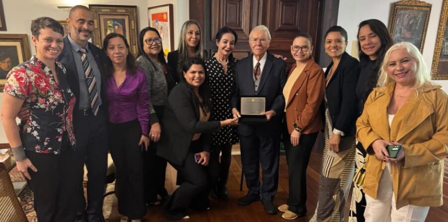 Ex-presidente José Sarney é homenageado por mulheres policiais federais
