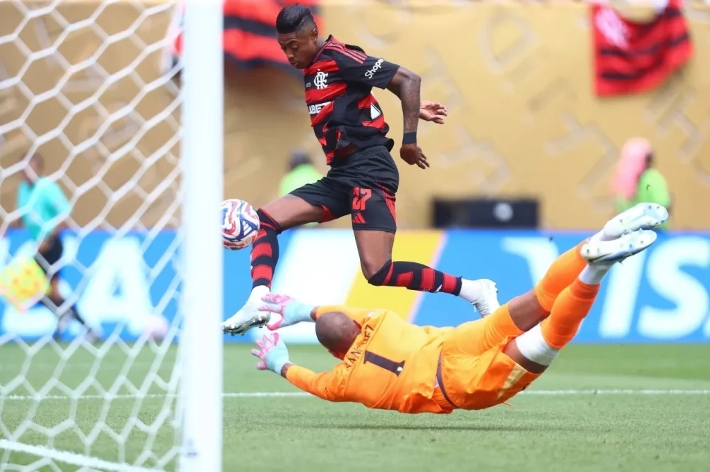 Flamengo ganha de virada do Chelsea e encaminha vaga no