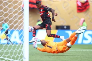Flamengo ganha de virada do Chelsea e encaminha vaga no