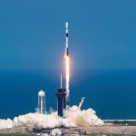 Foguete da SpaceX proporciona espetáculo surpresa no céu europeu após