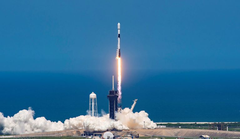 Foguete da SpaceX proporciona espetáculo surpresa no céu europeu após